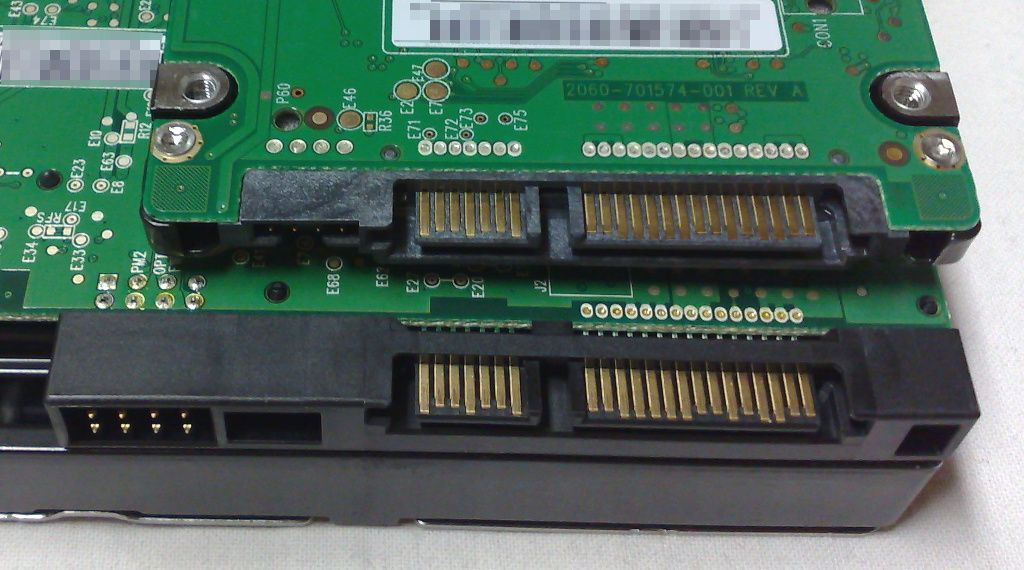 An image of SATA connectors on a 2.5" and 3.5" disk: credit guiahardware.es